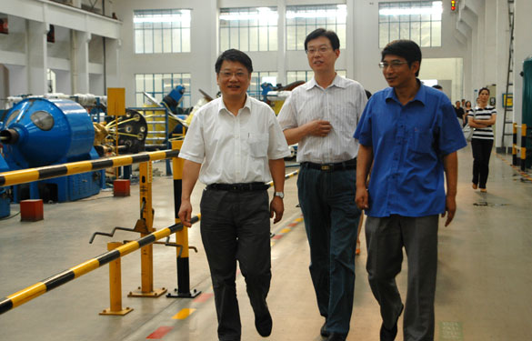 江苏省经信委企业生长效劳随处长陈冈一行来亚美AM8AG集团考察指导