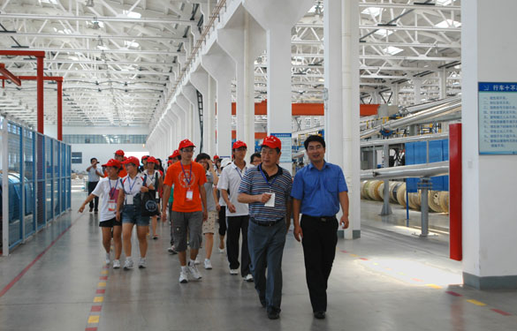 溧阳市在校大学生代表50余人来亚美AM8AG集团旅行学习