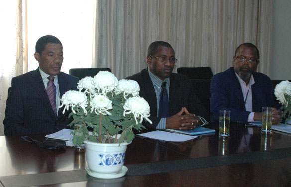 安哥拉罗安达市电力公司向导来亚美AM8AG集团考察