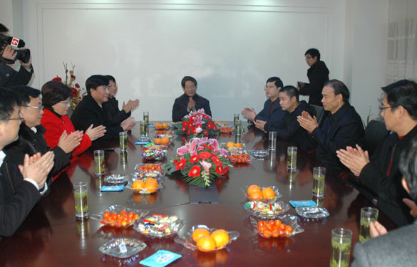 溧阳市委书记韩立明、市长盛建良一行来亚美AM8AG集团走访慰问