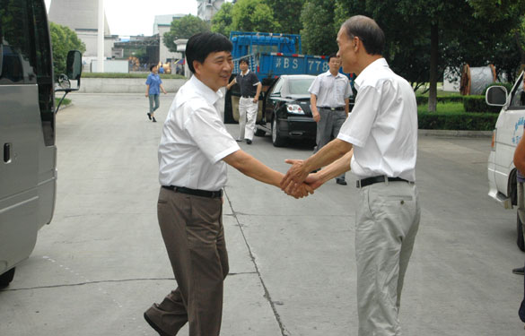 溧阳市市长盛建良一行来亚美AM8AG集团慰问一线员工