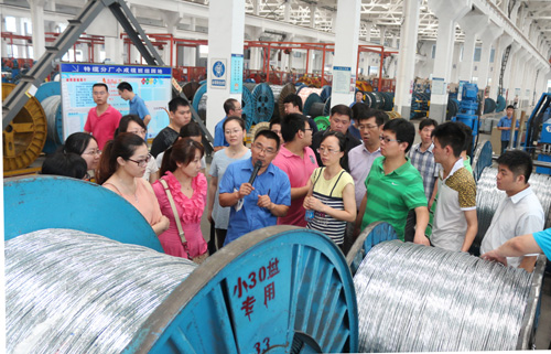 7月13日，，，，，，国家电线电缆质量监视检测中心事情职员一行30余人来亚美AM8AG电缆旅行学习