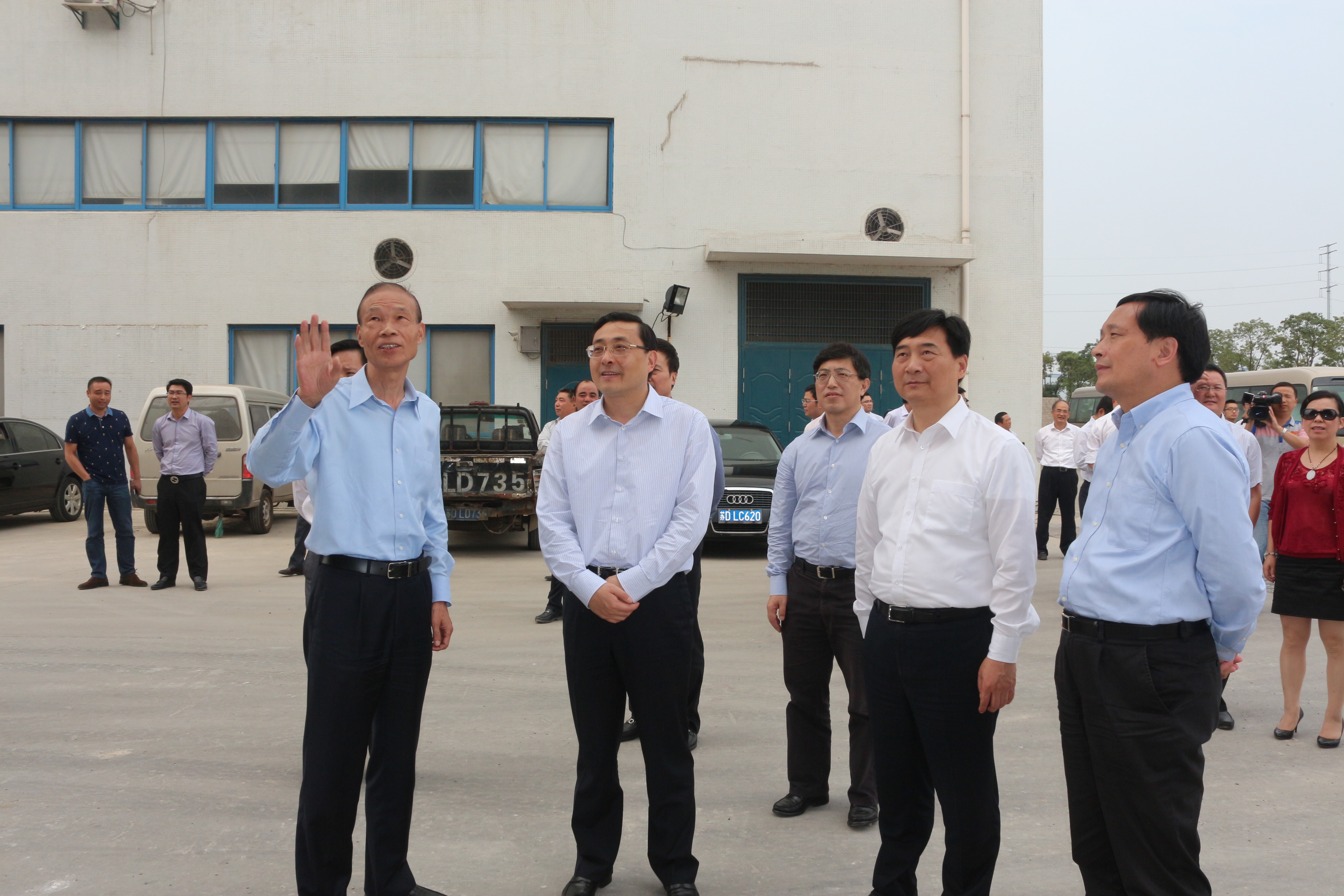 10月10日，，，，，，，，常州市市长费高云一行来亚美AM8AG电缆督查西厂区三期工程建设情形